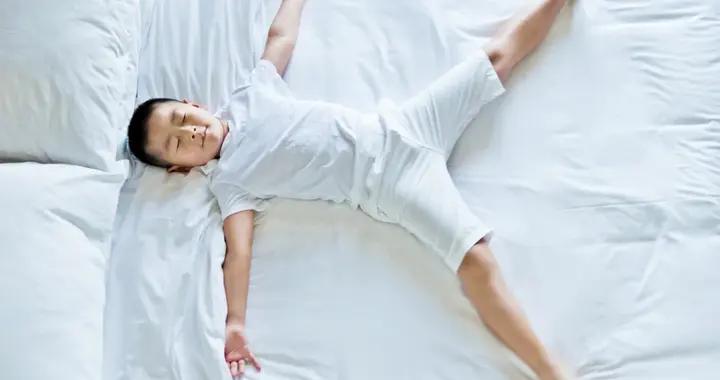研究發現：孩子不同睡姿，暗示性格特點，媽媽看懂了學會引導