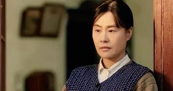 從戛納影后到《六姊妹》媽媽：鄔君梅用28年證明，真愛與顏值無關