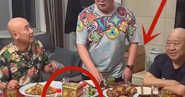 67歲遲志強與杜旭東別墅聚餐，喝茅臺抽華子，唱歌敬酒像年輕小夥