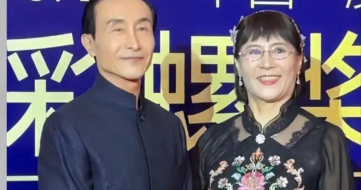 老牌明星大比拼，鞏漢林老婆輸慘了，妝造用力過猛，看着瘮人
