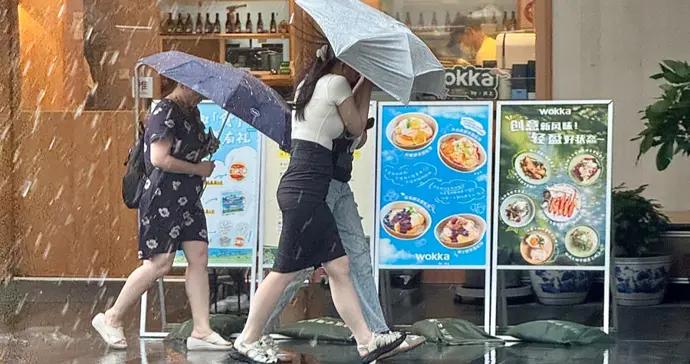 颱風“竹節草”在奉賢沿海再次登陸，大風大雨出行安全要注意