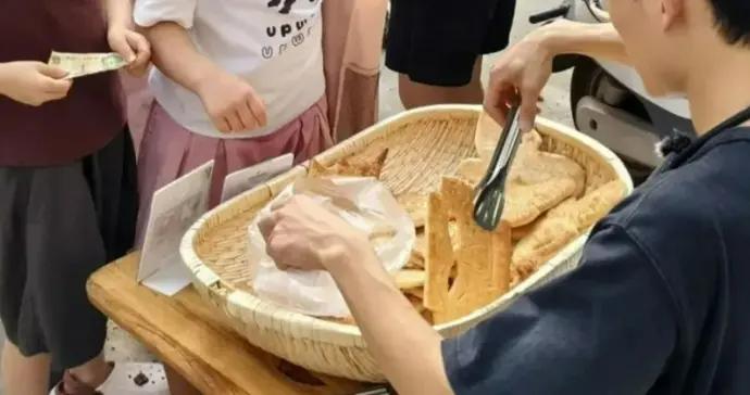 微言 | 學土木的研究生賣 “創意燒餅”火了！高學歷成爲“擺攤利器”