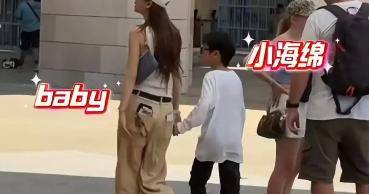 楊穎帶兒子逛環球影城，8歲小海綿脖子前傾還駝背，遺傳了黃曉明