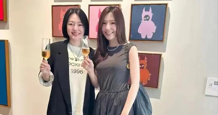 小S難得開心，女兒辦畫展25個作品被搶空，S媽還在“爲難”汪小菲