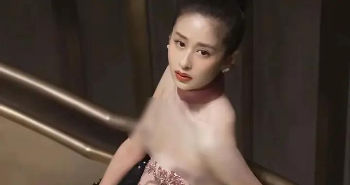 穎兒出院8天覆工，穿抹胸裙瘦成“皮包骨”，術後痛到不敢躺下