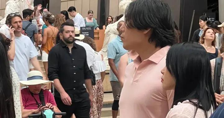 47歲秦昊巴黎度假，頭髮白了、肚子大顯油膩，伊能靜穿粉裙很少女