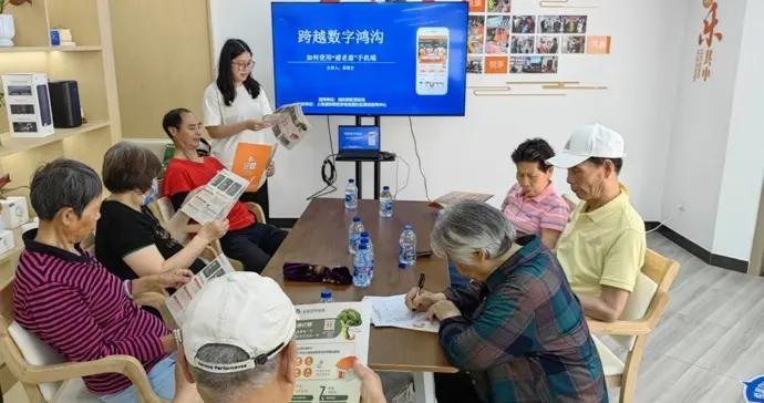 搭上“數字快車”！高行鎮數字素養提升月“圈粉”全齡人羣