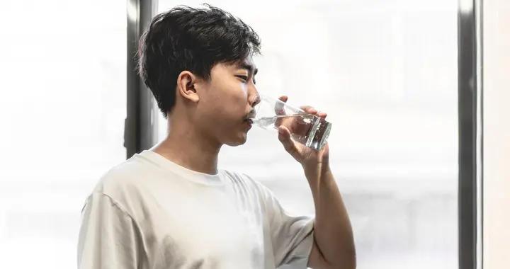隔夜開水飲用指南：喝不喝，看完就有數