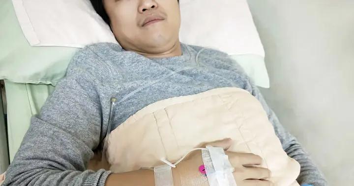 男子查出腸癌，後悔大哭：腸癌早期不是便血，而是身上5種異常
