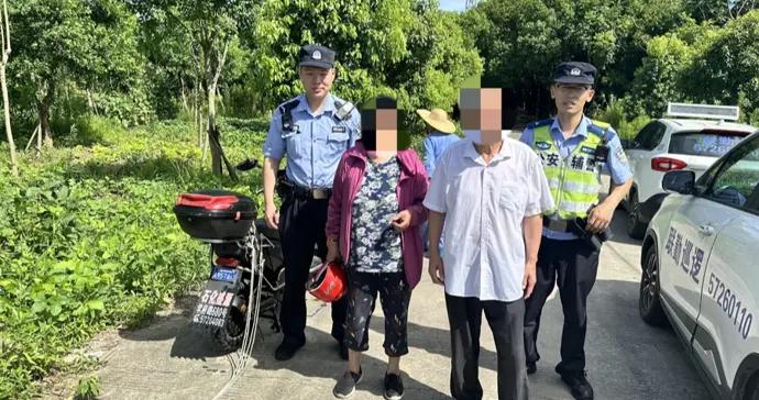 老伯伯連人帶車摔到河裏，他們出手了