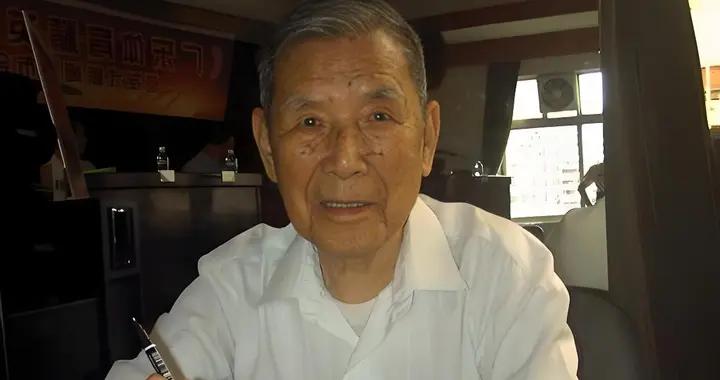 他被譽爲象棋華南神龍，與楊官璘兩次十番棋戰，遺憾敗北退出棋壇