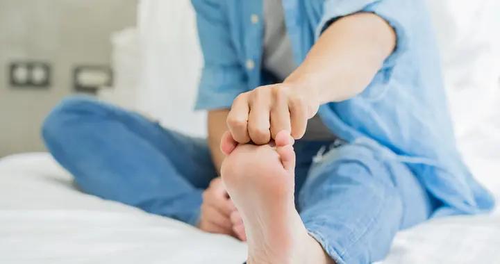血栓來臨，手腳先知！提醒：手腳出現5種表現，或提示你血管堵了