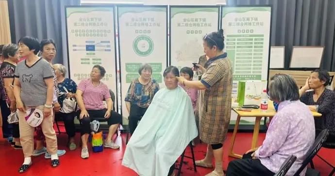 趕集咯！家門口的“網格集市”啥都有：理髮、看病、買好貨！