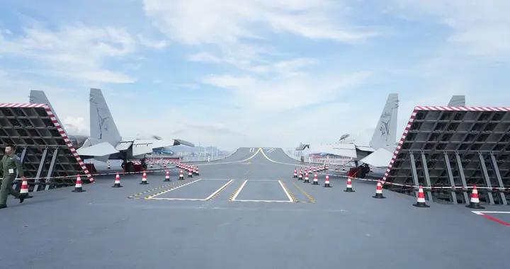 山東艦停靠香港，嚇跑英國航母！