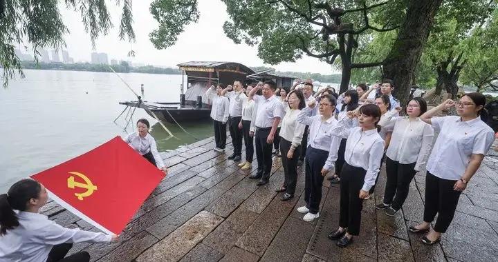 鍾華論：鍛造民族復興的中流砥柱