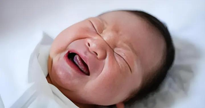 新生兒“一哭就抱”還是“哭也不抱”，不用20年，差距越來越大