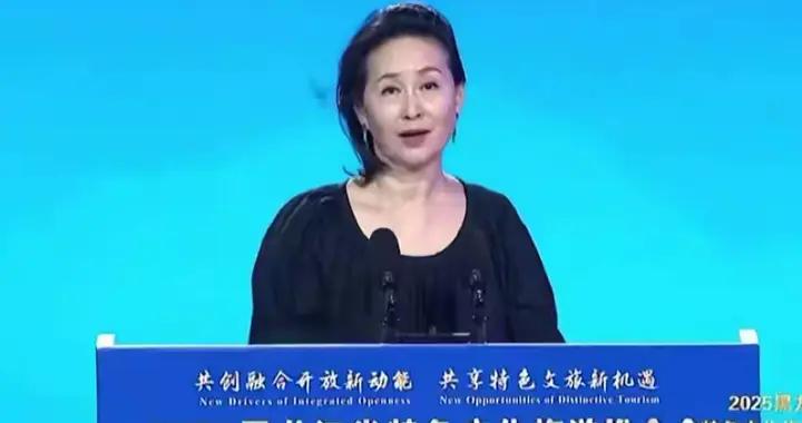 63歲何超瓊現身黑龍江，穿黑衣黑裙看着瘦不少，獲贈魚皮衣很開心