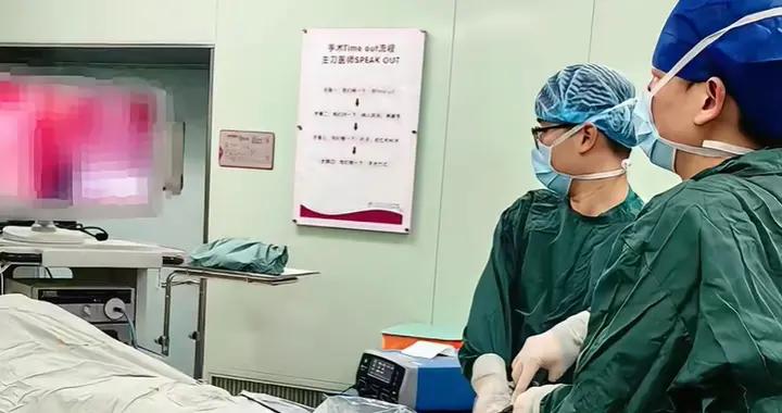 初三乖乖女肚子變大，醫生檢查說出三個字，媽媽嚇得癱坐地上