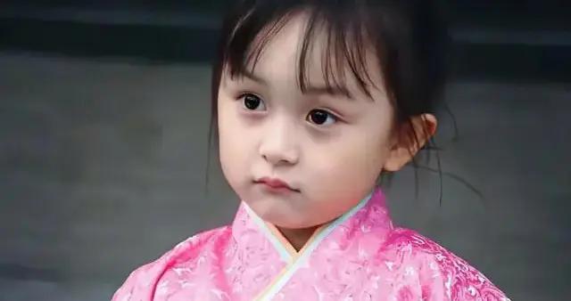 記得被禁止整容的小羋月嗎？2歲出道年入百萬，如今15歲她怎樣了