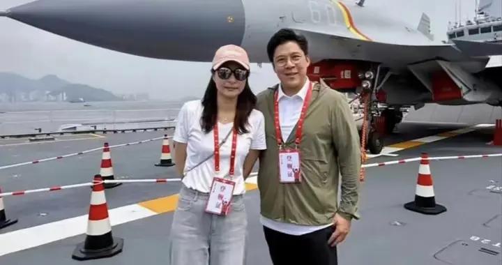 郭晶晶參觀山東艦，合影佔C位好有主母氣場，體驗槍械操作超自豪
