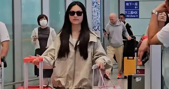 李湘女兒回國了，王詩齡在LV包掛labubu，穿短褲秀“粗腿”好颯美