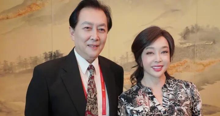 劉曉慶換新發型美到認不出，配上花西裝，74歲嫩得像34歲