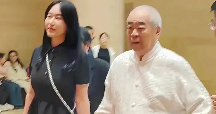 83歲大畫家範曾與小50歲嬌妻同框，穿布鞋拄萬元柺杖，出門手牽手