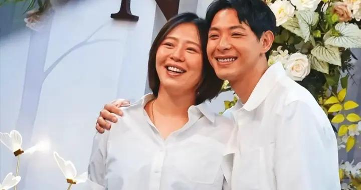 劉品言挺5個月孕肚領證，素顏拍結婚照老很多，臉胖很多像大媽