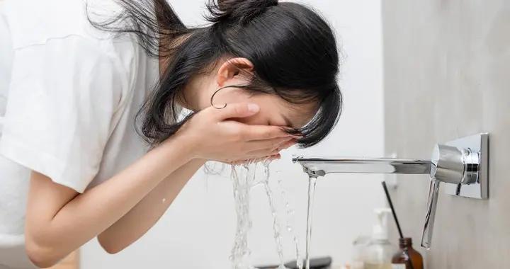 毛孔大掃除！用鹽洗臉竟藏着這些好處