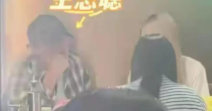 王思聰回國約會美女，坐窗邊喫椰子雞不避鏡頭，黃一鳴纔是大贏家
