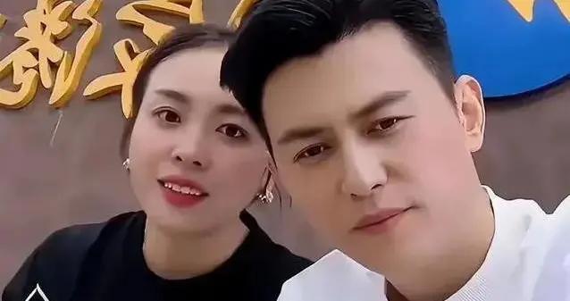 靳東46歲老婆曬近照，打扮樸素氣質絕佳，談不上驚豔卻越看越舒服