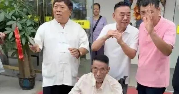 相聲圈衆多名人弔唁楊少華，汪洋情緒失控，兩句話道破其一生悲涼