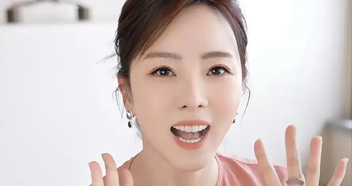 李思思寧夏出差不忘帶貨，穿新中式泡茶婉約雅緻，離開央視更滋潤