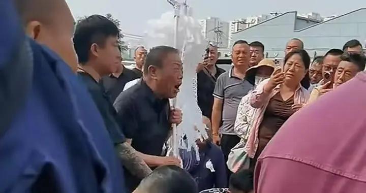 楊少華葬禮已畢，長子楊威扛幡摔盆哭喊爸爸，小兒子楊議捧骨灰盒
