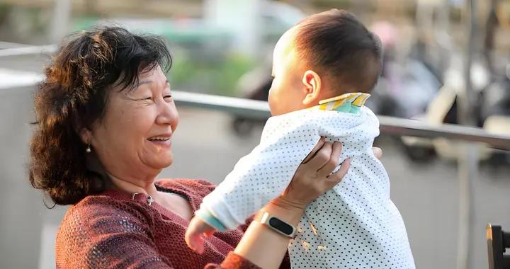 醫生：奶奶別跟寶寶太親近！有孩子因親吻病死亡，還有娃得胃炎