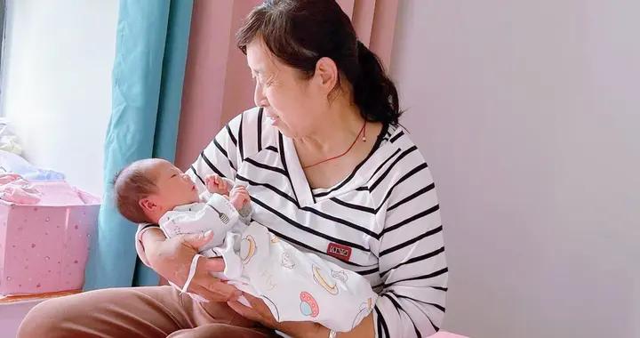 “奶奶和姥姥，你最喜歡誰？”6歲男孩隨意的回答，讓老人紅了臉