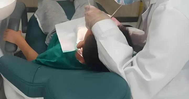 爲啥孩子不喫糖卻滿嘴爛牙？牙科醫生說出原因，無知媽媽後悔痛哭