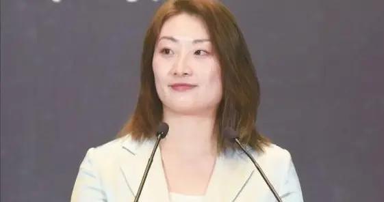 曝宗慶後3個情人7個孩子，宗馥莉絕食抗爭，缺席爺爺葬禮被斥不孝