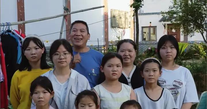 “十個孩子”九女一男夫妻火了，自稱不重男輕女，網友：政府養