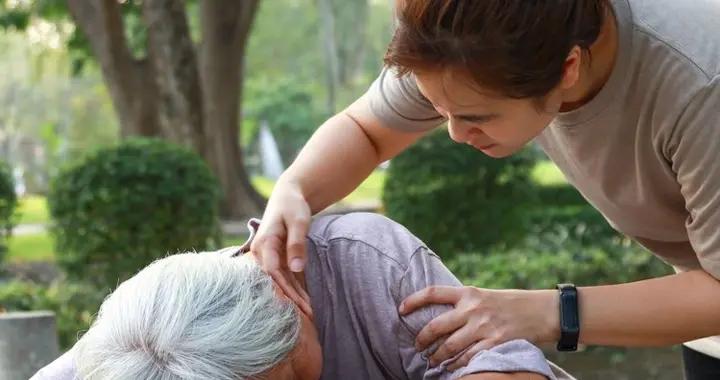 早上七點起牀錯了？醫生建議：過了70歲，起牀要儘量做到這4點