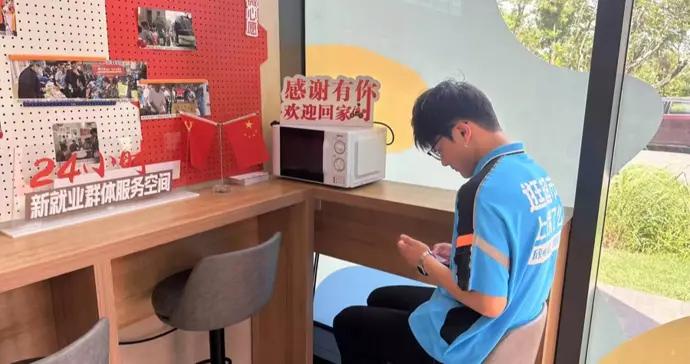 暑氣正盛，楊浦各處爲騎手小哥開啓“清涼模式”