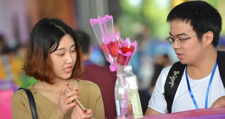 2025年女孩相親“五有兩無”標準：“拼爹拼媽”成時尚