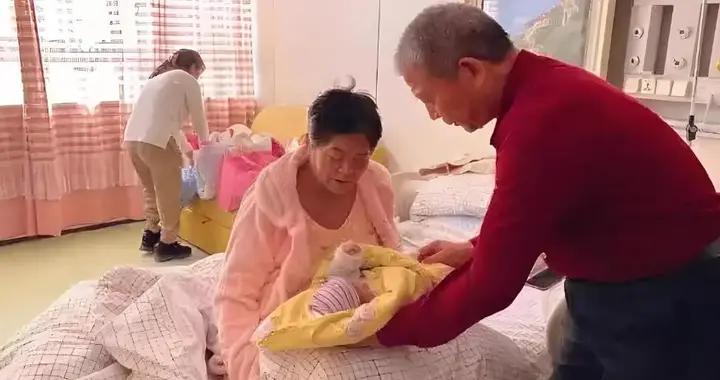 67歲大媽自然受孕，兒女反對無效生下三胎，現咋樣