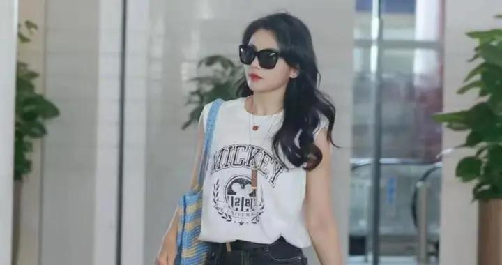46歲劉濤帶火了夏日穿搭：T恤+牛仔裙，怎麼搭都美得像26歲少女