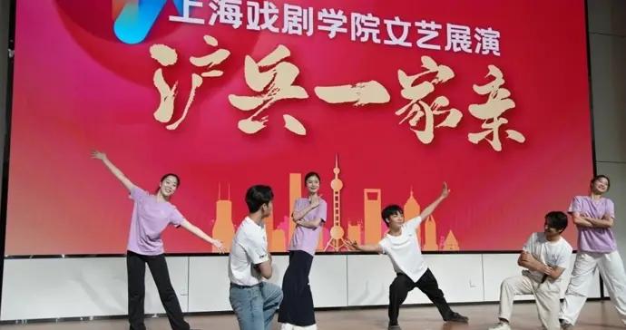 “我想考上戲！”上海這支文藝輕騎兵把劇場“打包”背在身上