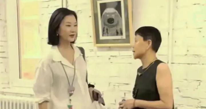 58歲宋祖英不顯老！短髮配白套裝美到認不出，滿臉膠原蛋白如少女