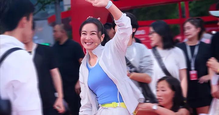 43歲賈玲近況：穿運動裝現身上海活力滿滿，腿上全是肌肉，沒復胖