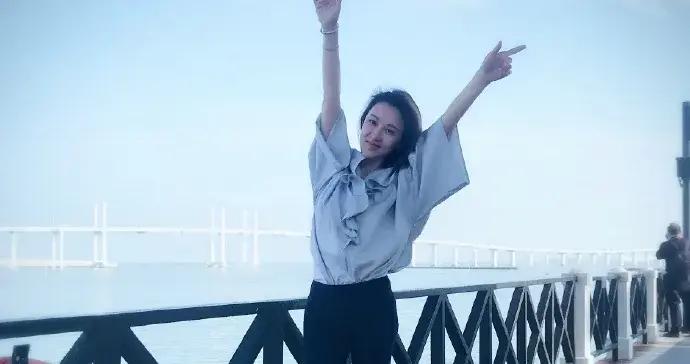 她是趙薇死對頭，被瓊瑤捧紅，28歲嫁豪門退隱，如今48歲酷似少女