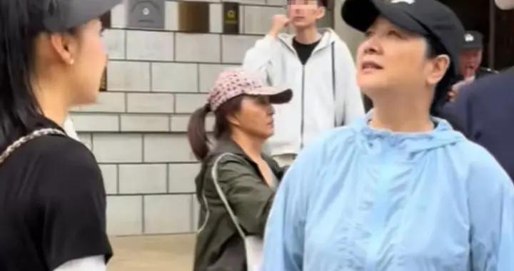 57歲陳小藝陝西旅遊，胖到160斤素顏皮膚黑，導演老公瘦成皮包骨