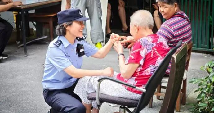 16年軍營、17年警營，換了身制服，但她還是人民的兵